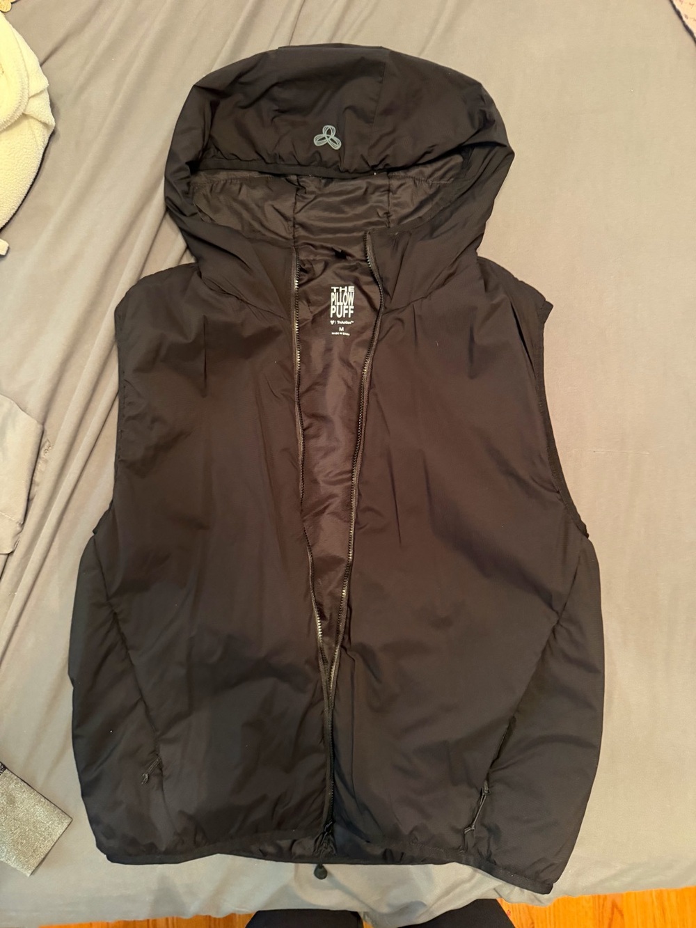Aritzia The Pillow Puff Hooded Puffer Vest - Black
